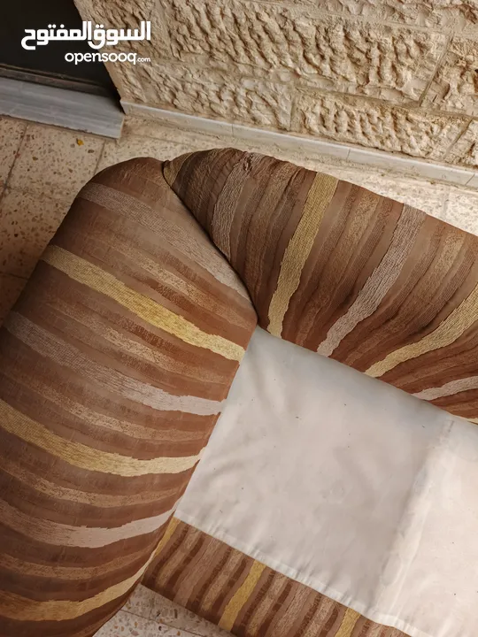 كنب كلاسيك للبيع من اربع قطع مناسب لصالون ومناسب غرفة جلوس ومناسب لغرفه ضيوف خشب اوزان ابيض