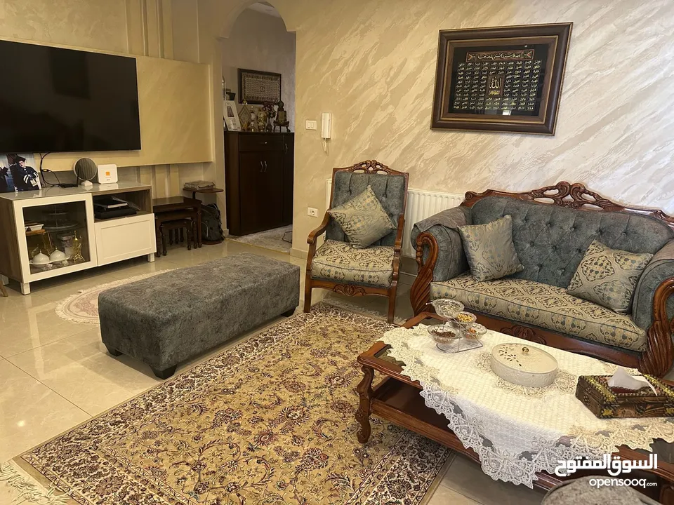 طقم كنب غرفه ضيوف مع طقم طاولات للبيع بسعر مغري