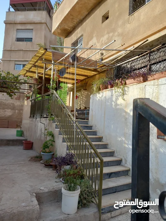 عمارة ثلاثة طوابق موقع مميز  في حي العبدلات