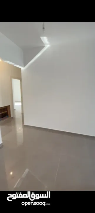 شقه للبيع في عين منجد طابق رابع مساحه 155متر