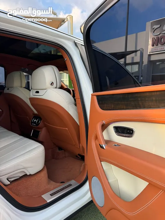 BENTLEY BENTAYGA  GCC 2019 Service history  V8 Original paint  Zero accidents  Full option