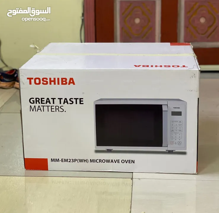 Toshiba 23 Liter Microwave Oven With Digital Display (New Little Used) Model MM-EM23P(WH)