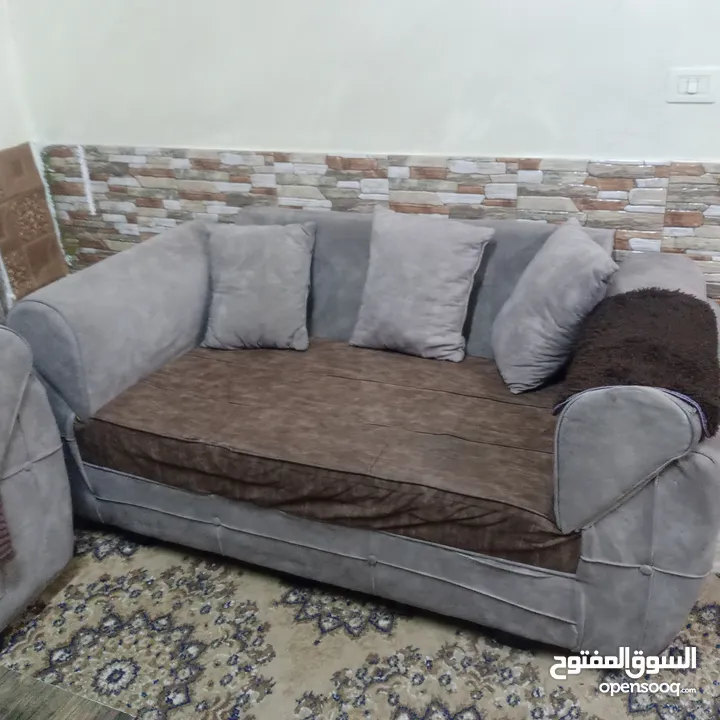 طقم كنب للبيع بحاله حيده 8مقاعد  ظهر متحرك