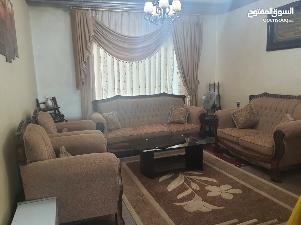 كنب خشب ثقيل بحالة ممتازه جدا
