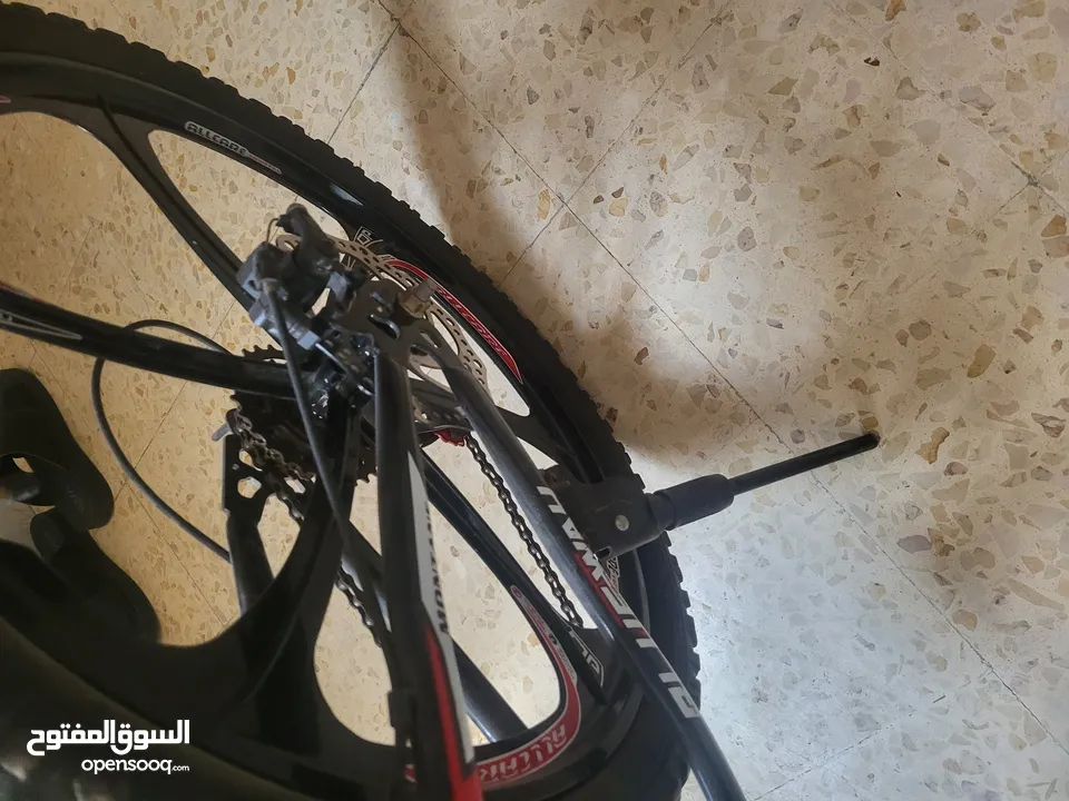 بسكليت (دراجه هوائيه) جنط 26 جبلي استعمال خفيف جدا مع هديه سكيت بورد صغير غير مستعمل ابدا
