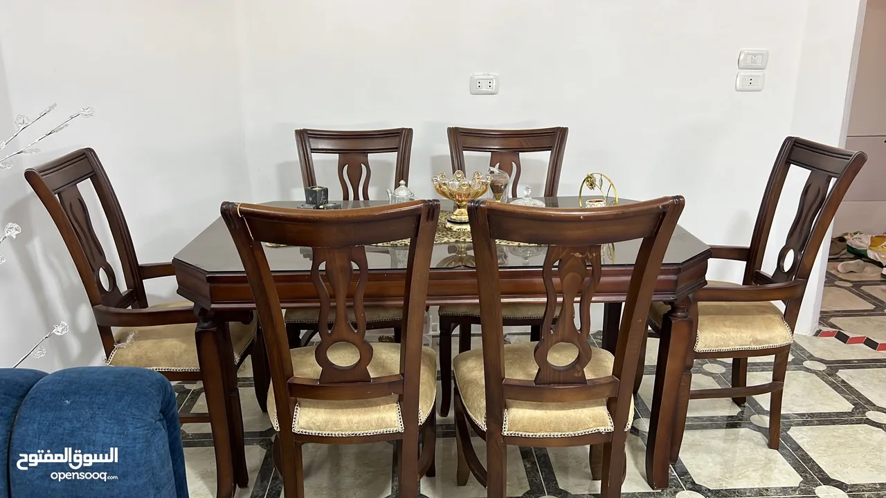 أثاث نظيف ( غرفة نوم ، غرفة جلوس ، غرفة ضيوف مع سفره ) شبه جديد