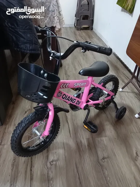 سياره ودراجات كهرباء وبسكليتات بحاله الجديد