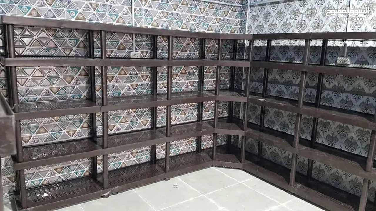 فوف بلاستيك لحمل البضائع وترتيبها بالمحلات