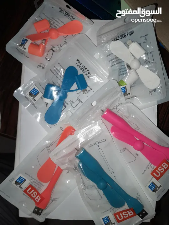 مروحة USB صغيرة وخفيفة، تشتغل على أي باور بنك أو شاحن.