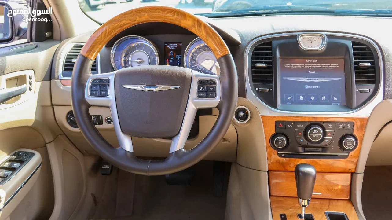 2014 Chrysler 300C full options gcc specs