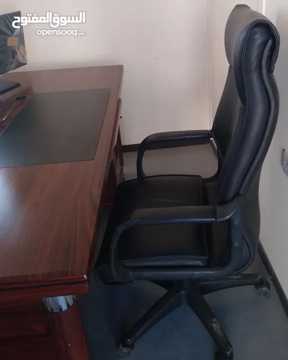 أثاث مكتبي بحالة ممتازة Office furniture in excellent condition