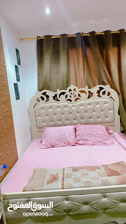 غرفة نوم كبيرة جميلة جدا مكونة من سرير وتسريحه وكمودينو للبيع بسعر لقطه لدواعى السفر