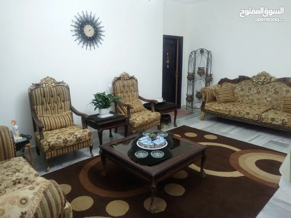 طقم كنب مع طرابيزات في حالة جيدة  عسلي وبني للتواصل الرجاء الاتصال على الرقم