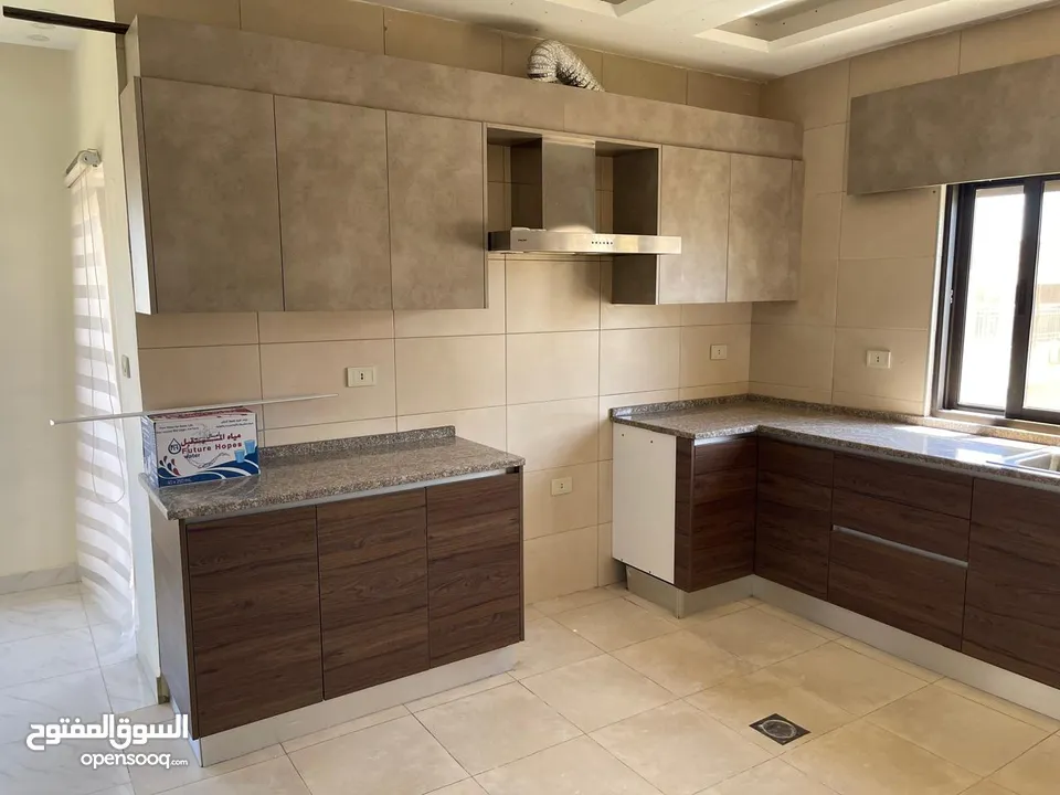 مطبخ للبيع حرف L مقاس 4 * 3،20  تفصيل شركة via Italia استعمال خفيف بحالة جيده جدا