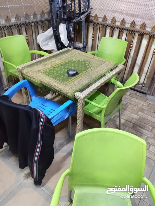 طاولات زجاج وبلاستك عدد6 مع كراسيهم بحالة جيدة يصلحن لمطعم أو للقهوة