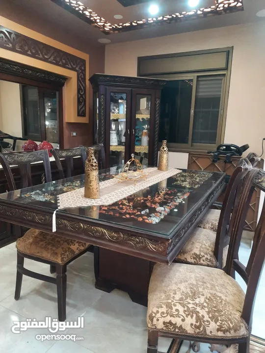 طاولة سفرة مع 8 كراسي ديكورات وخزانه ومرايه معها خزانه