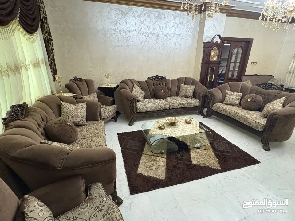 طقمين كنب زان نفس اللون مع 3 ثريات كريستال هدية