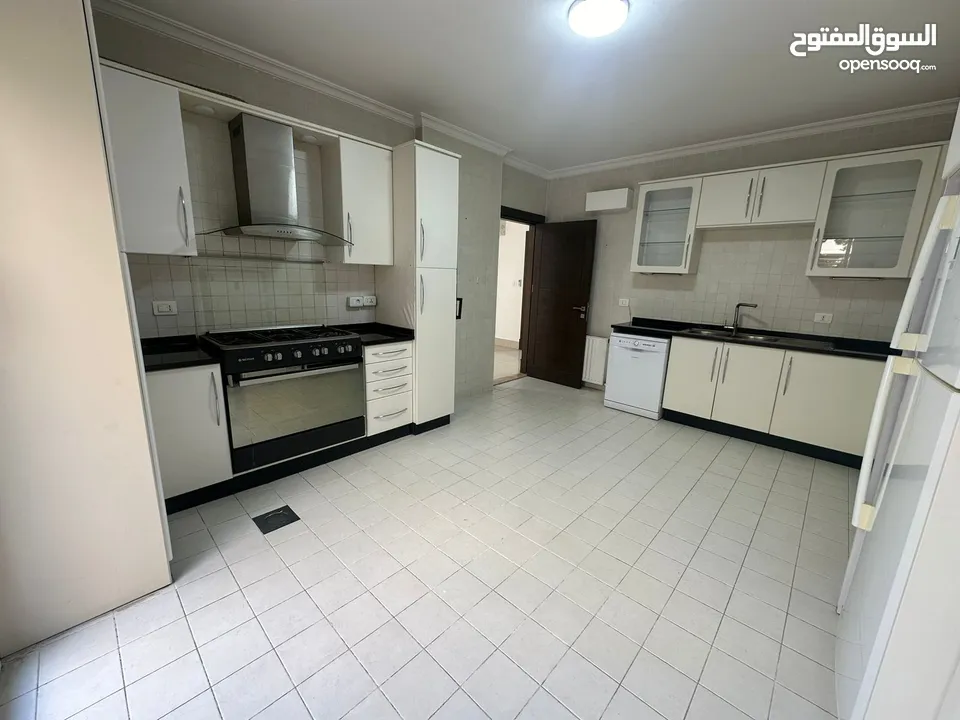 شقة شبه مفروشة للايجار في عبدون ( Property 38268 ) سنوي فقط