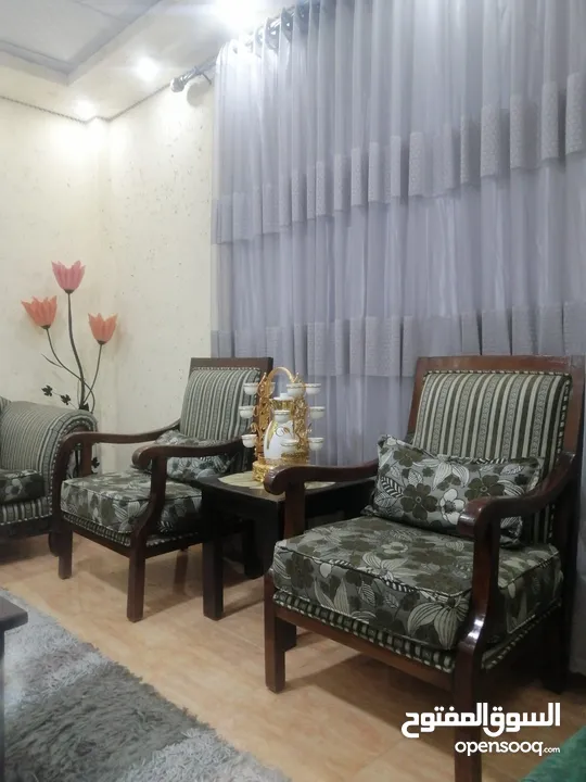 طقم كنب سبع مقاعد نظيف واستعمال بسيط مع ثلاث طاولات وسط بحاله جيده