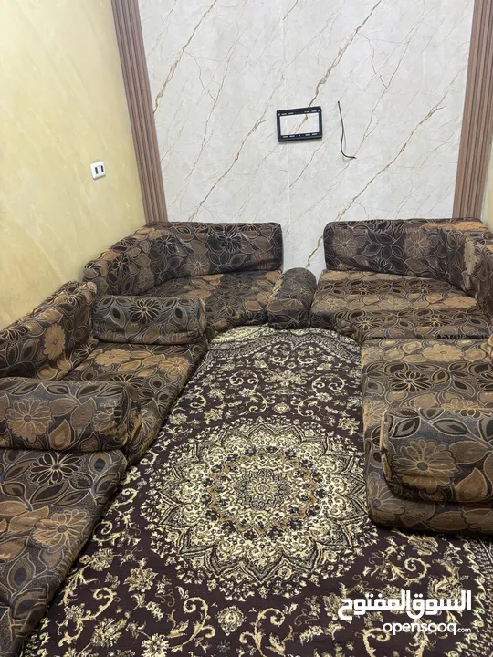 فرشات و بوفيه للبيع بسعر مغري جداً  بالزرقاء