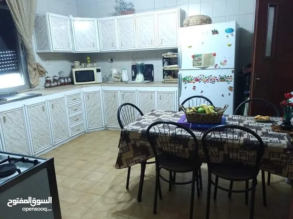 سكن مشترك للبنات فقط- شاغر لبنت طالبة او موظفة في غرفة ثنائية حي الجامعة الاردنية