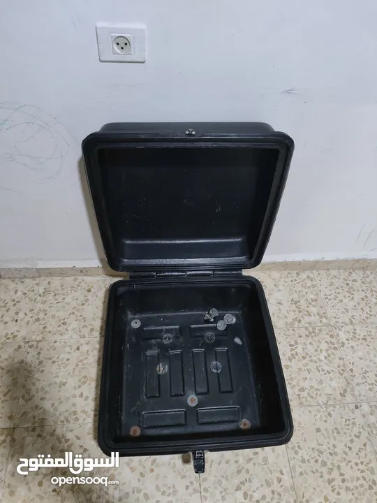 صندوق دلفري 200 ش مستعمل بحالة ممتازه مع قاعده حديد لحمايته من الأوزان الثقيله، الاتصال واتس اب فقط