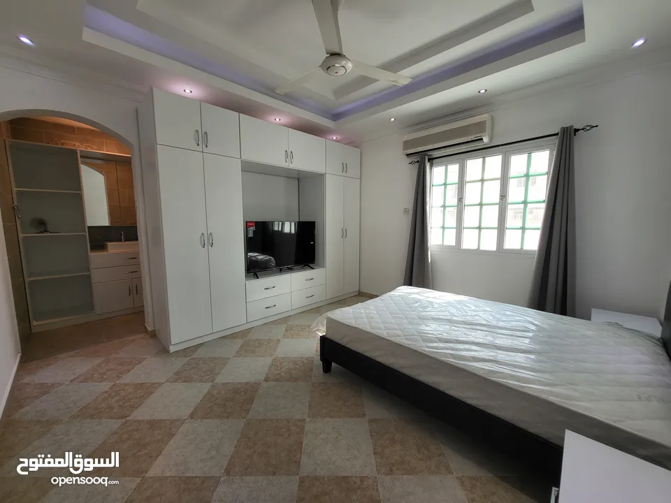 غرفة لموظفة عمانية فرديةانيقة في منطقة الخوض الهادئة: سكن مؤثث بأناقة مع خدمات متميزة تشمل الإنترنت
