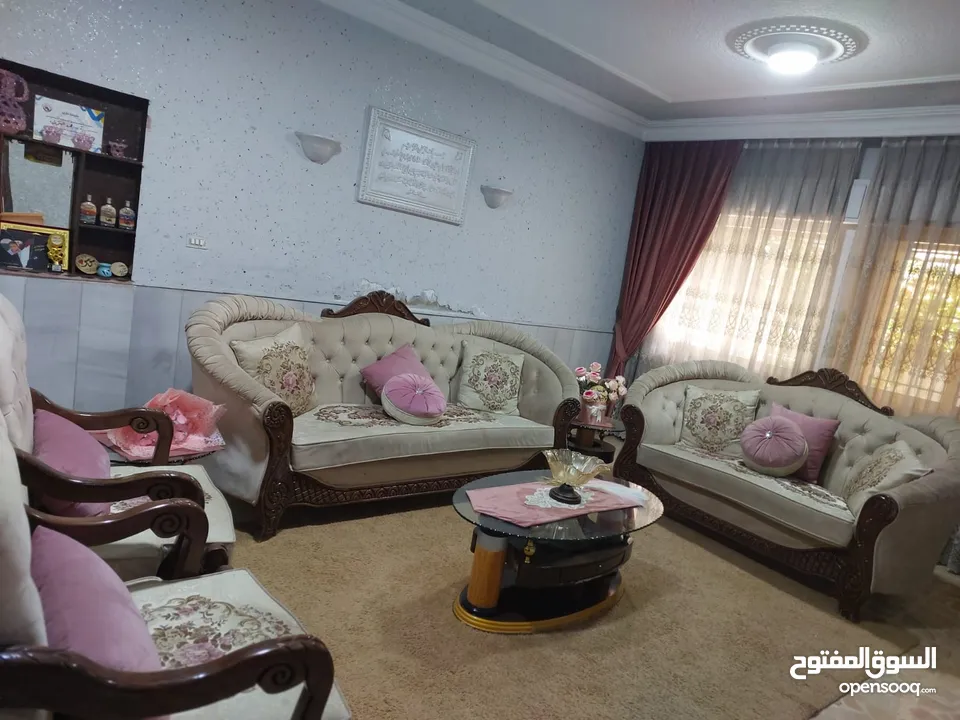 شقه ارضيه للبيع كاش او اقساط عن طريق البنك العربي الإسلامي الدولي في عمان حي نزال على الشارع الرئيسي