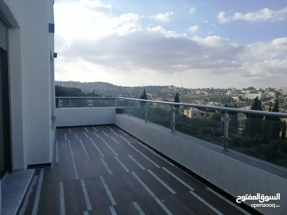 فيلا سكنيه بالسلط للبيع زي وادي الحمامرة واصل جميع الخدمات ومنطقة هادئة قريبة من الاسواق