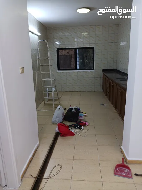 شقه طابق أول فني للايجار في حي القصيله جنوب مجمع الاغوار الجديد مسافه 200م تقريبا