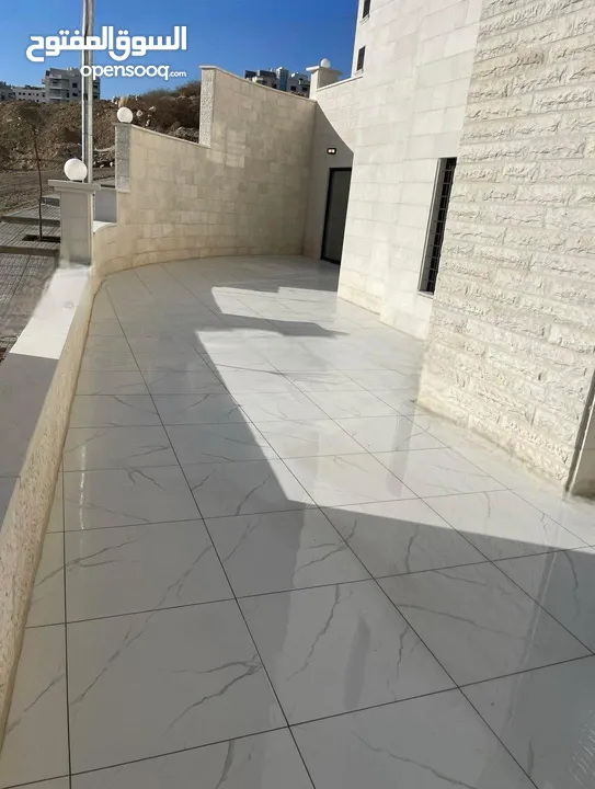 شقة ارضية للبيع في الجبيهة 145م + 50م ترس وكراج مستقل (شقتين في الطابق) على 3 شوارع من المالك