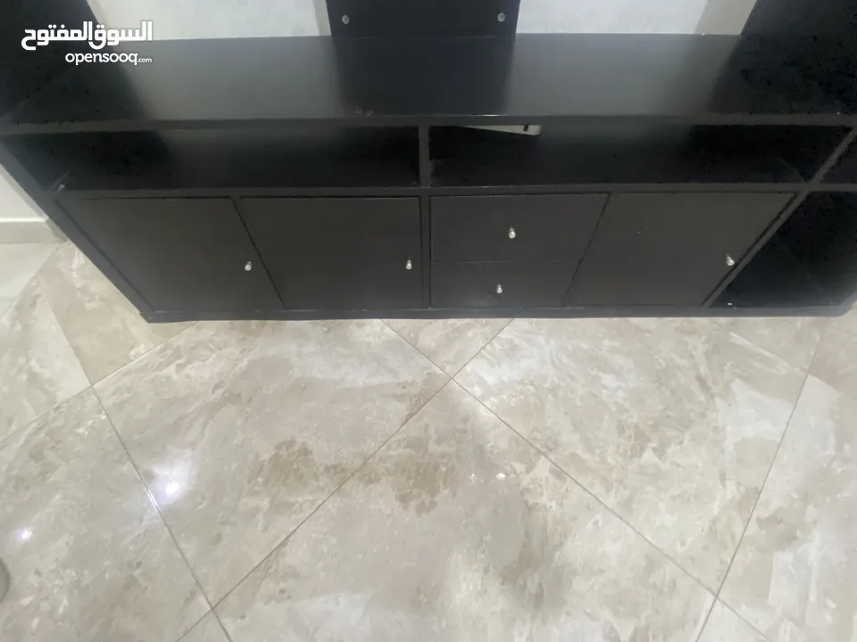 خزانة ايكيا  حاله ممتازه جدا ،مكتبه مودرن