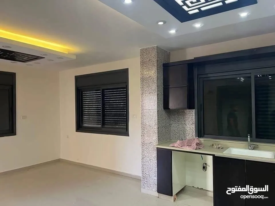 شقه مميزه للبيع في البيره قرب مستشفى المستقبل