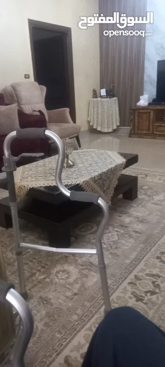كنبايات غرفة جلوس بحالة جيدة  جدا، عشرة (10) مقاعد بالألوان خمري وبيج ، وطاولات وسط، وطاولة تلفزيون