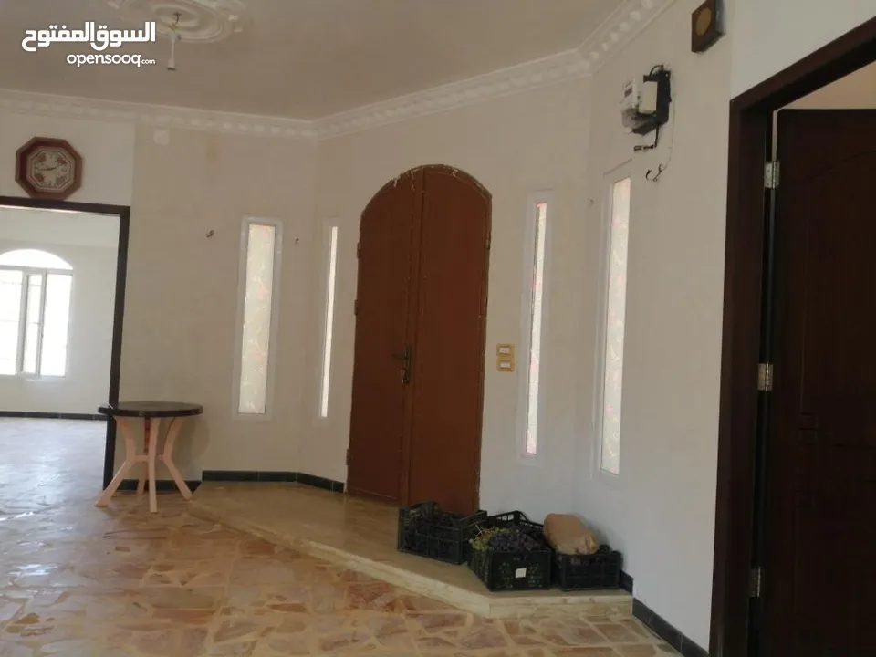 مزرعه مع بيت راقيه راس منيف موقع مميز مطله و بسعر مغري جدا