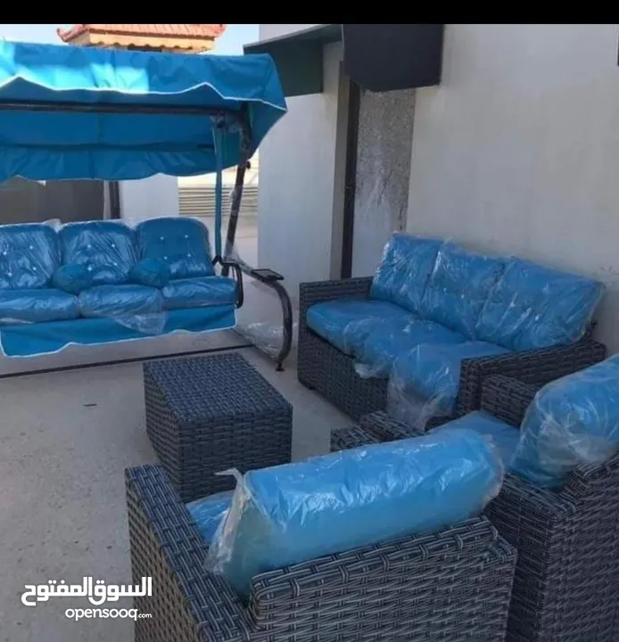 طقم راتان 5 مقاعد.     مع طاولة وسط  تتوفر جميع الالوان ويتوفر طقم سباعي ومراجيح