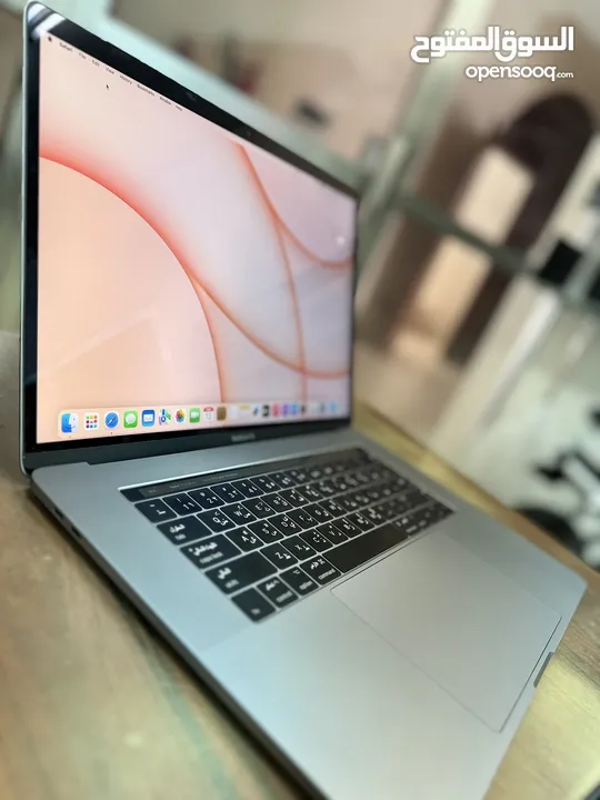 MacBook Pro A1707 core i7 16gb 500gb ssd 4GB dadicated graphics touch bar ratina display
