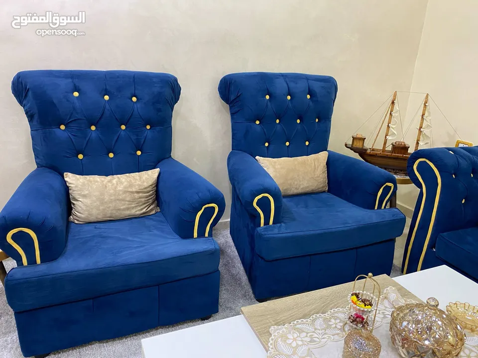 طقم كنب تفصيل خشب سويد شبه جديد