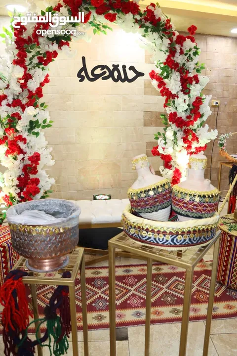 كوشة دائرية بتنسيق ورد مميز مع كامل اكسسوراتها