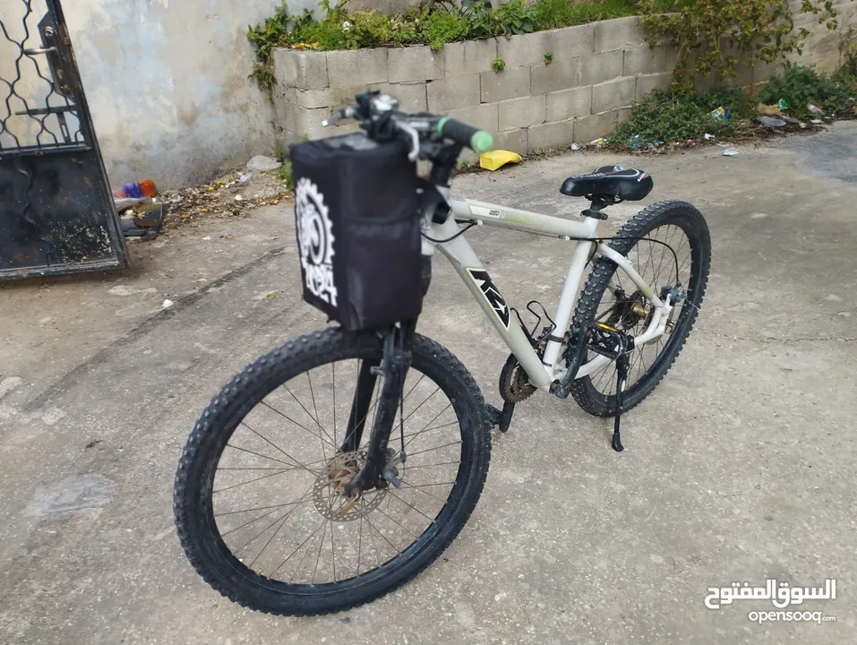 دراجة هوائية من نوع جبلي بدون عيوب وبحالة جيدة جدا للبيع