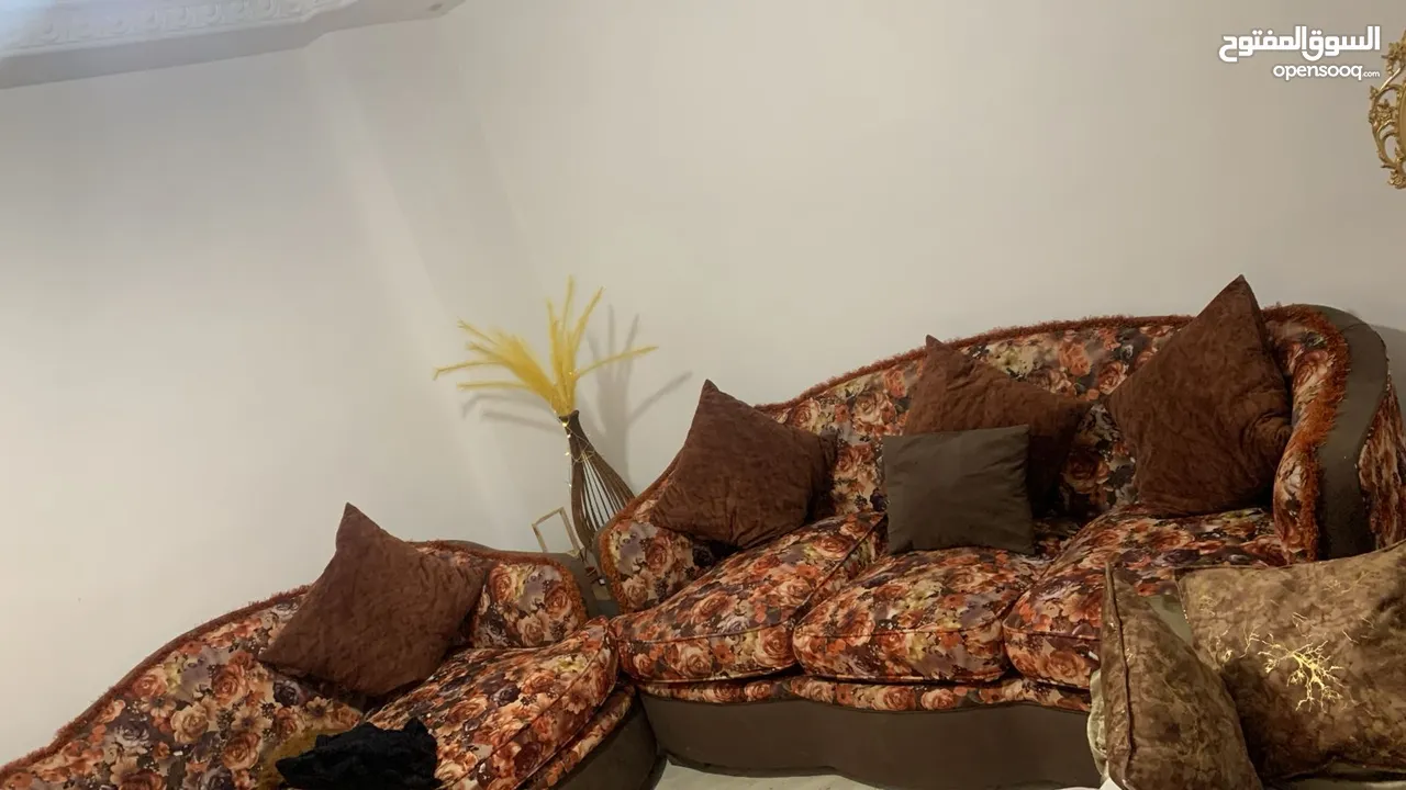 طقم كنب خشب زان مرتب للبيع بداعي السفر  بتكون من كرسيين وكنب عدد2مقعدين ب مقعدين واريكا