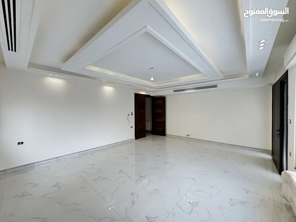 شقه شبه ارضي مميزة مساحة 240م مع تراس 200م بسعر مميز (مشروع 112)