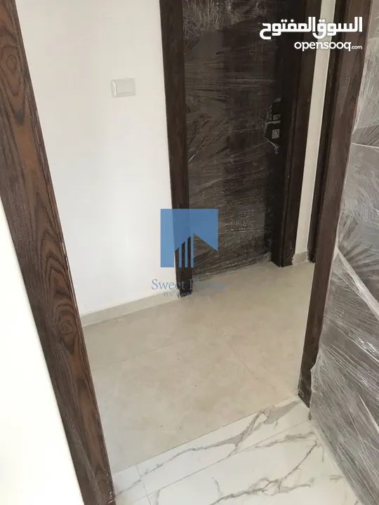 شقة أرضية فاخرة للبيع في الجندويل  - مقابل أسواق السلام 130م مع ترس 30م لم تسكن