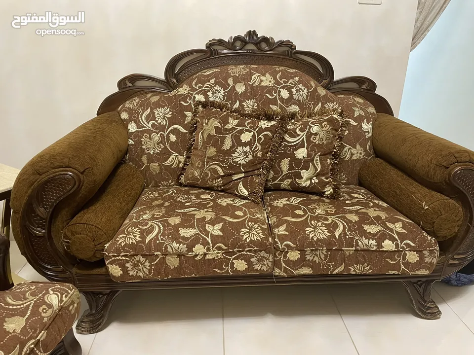 طقمين كنب للبيع بحالة ممتازة جدا للبيع بسبب ضيق المساحة