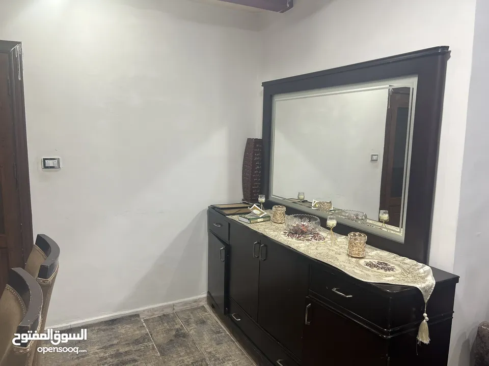 طاولة كبيرة كويتية مع 8 كراسي وبوفيه للبيع بحالة جيدة جاهزه