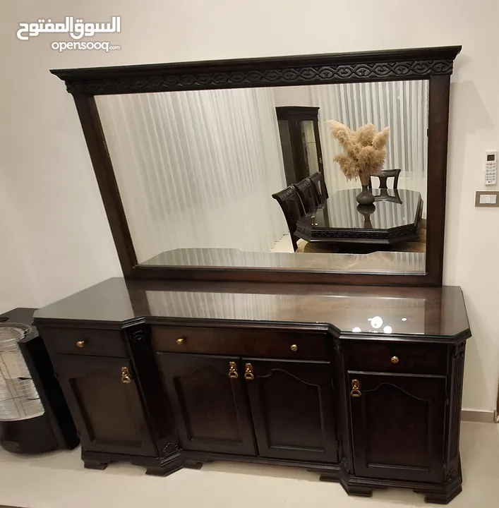 طقم سفرة فاخر 4 قطع طاولة مع 8 كراسي تنجيد وبوفيه ومراي وفضيتين خشب زان ثقيل حفر بحالة الجديد للبيع