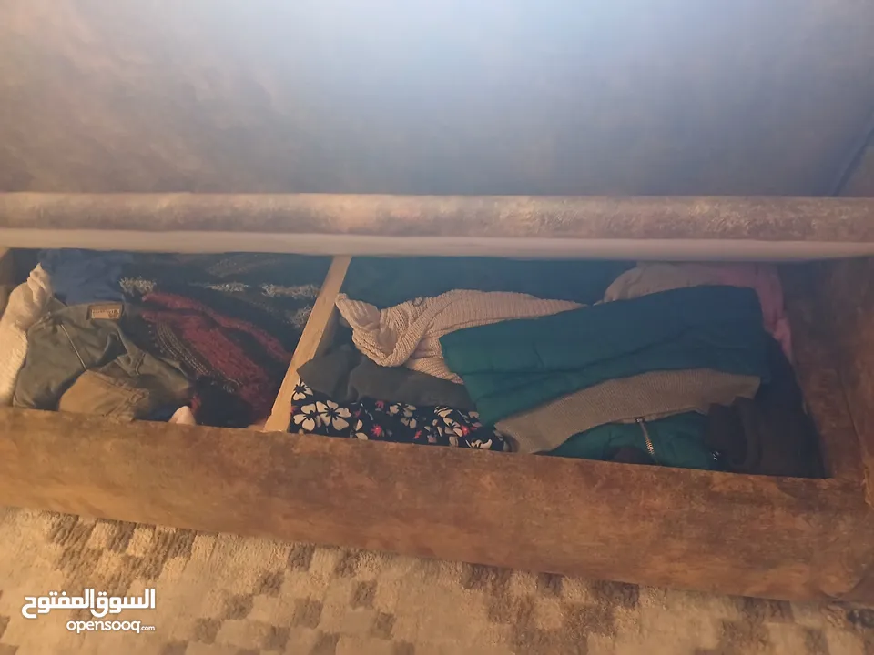 كورنر غرفة الجلوس يوجد مخزن
