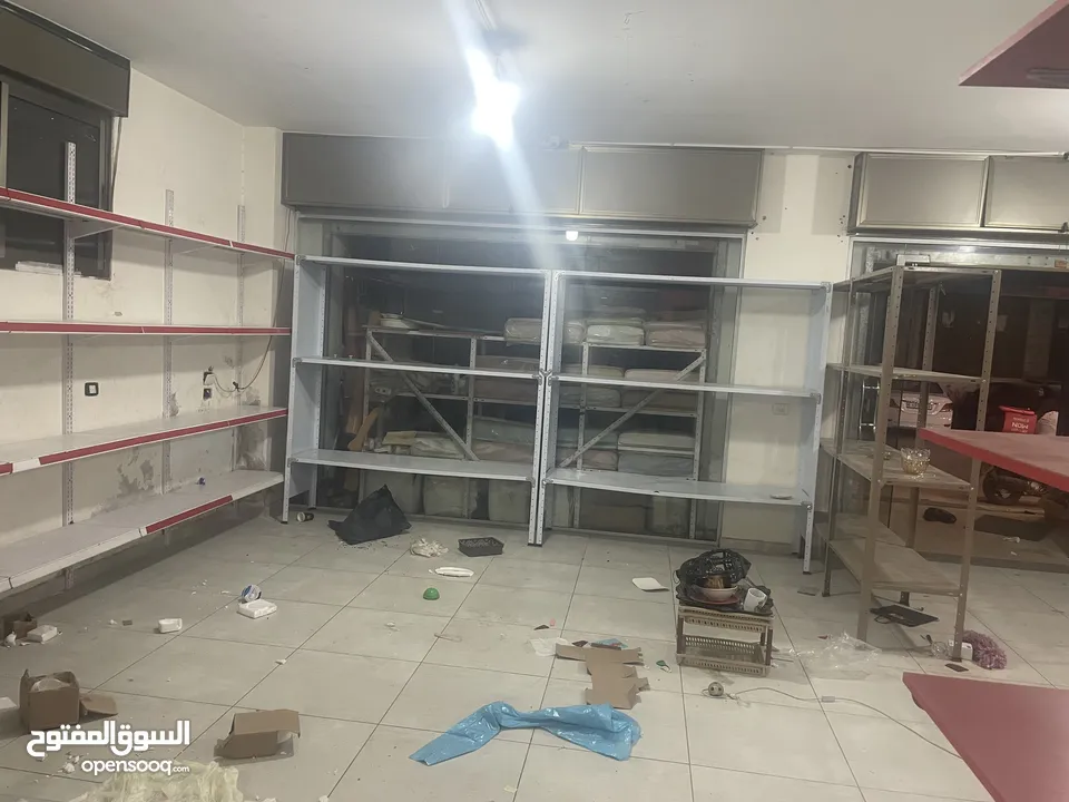 يوجد رفوف مستعملة لمحل تجاري للبيع
