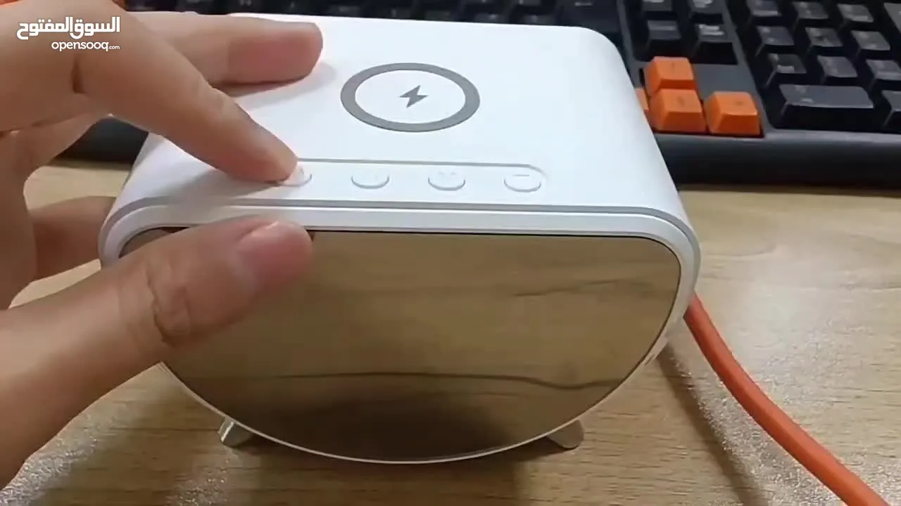 *شاحن لاسلكي سريع متعدد الوظائف مع ساعة ومنبه*