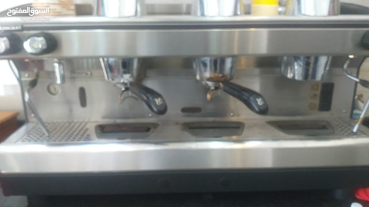 ماكينة قهوة مع رحاية